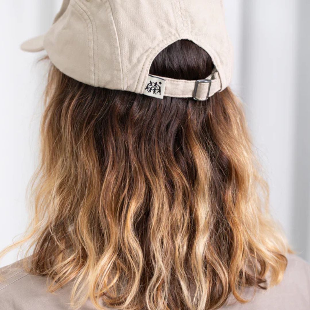 Latitud Fuego Corporate Cap Beige — lifestyle shot