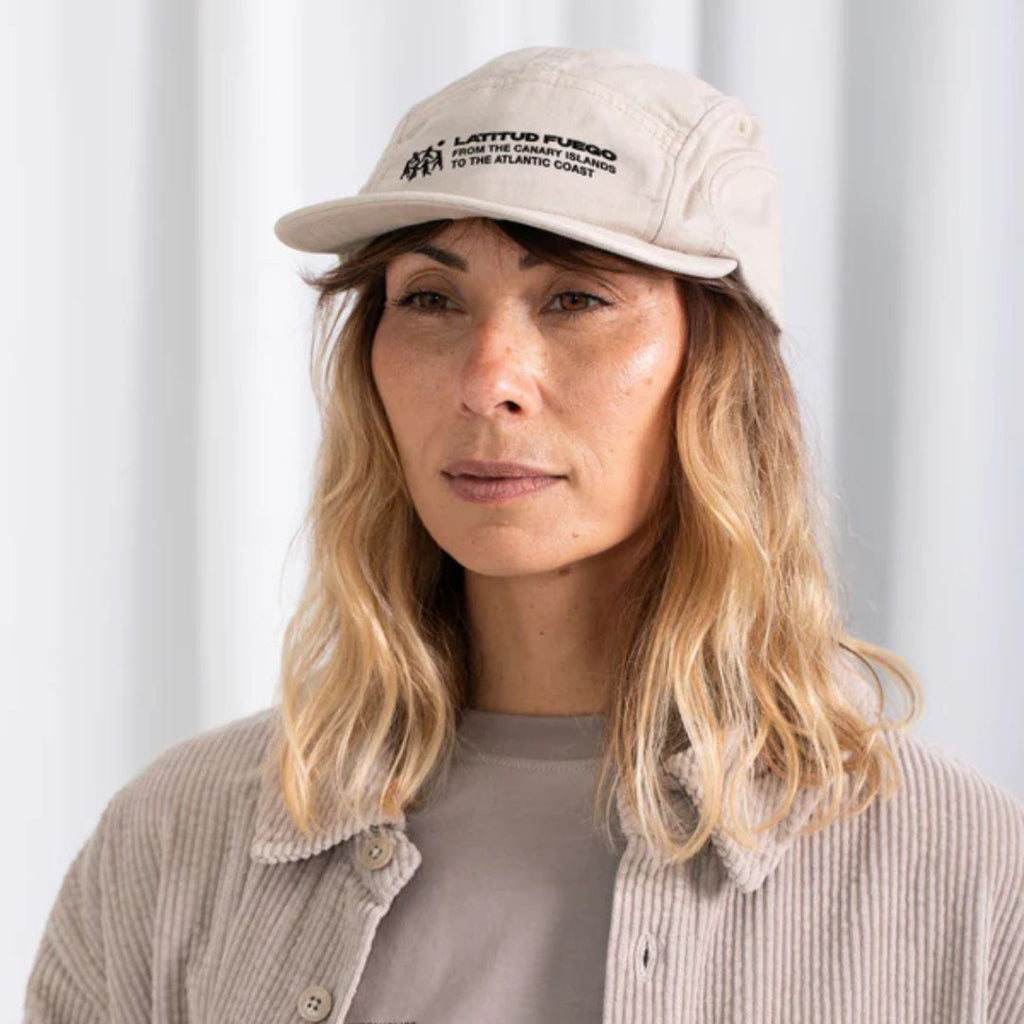 Latitud Fuego Corporate Cap Beige — lifestyle shot 2