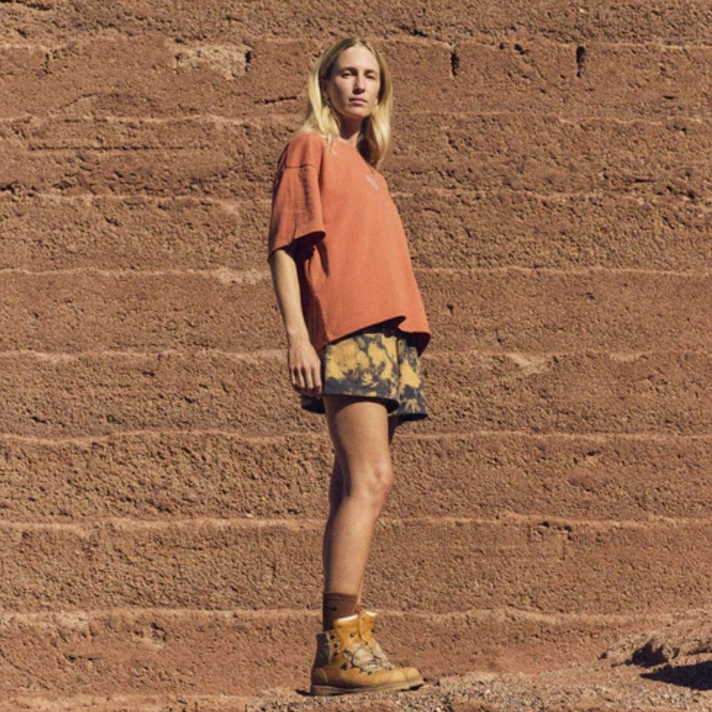 Latitud Fuego Currents T-Shirt Roasted Orange — lifestyle shot 3