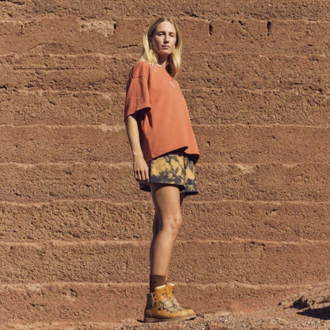 Latitud Fuego Currents T-Shirt Roasted Orange — lifestyle shot 3