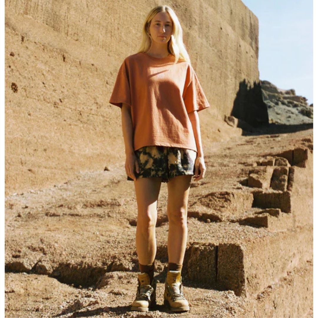 Latitud Fuego Currents T-Shirt Roasted Orange — lifestyle shot 2