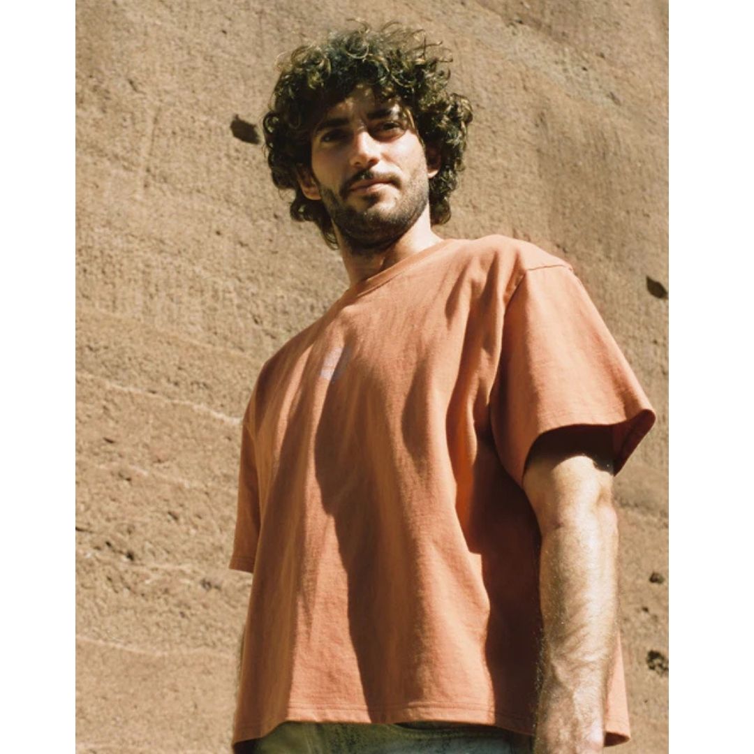 Latitud Fuego Currents T-Shirt Roasted Orange — lifestyle shot 4