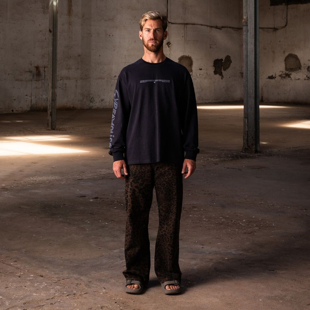 Latitud Fuego Long Sleeve T-Shirt Black — lifestyle shot