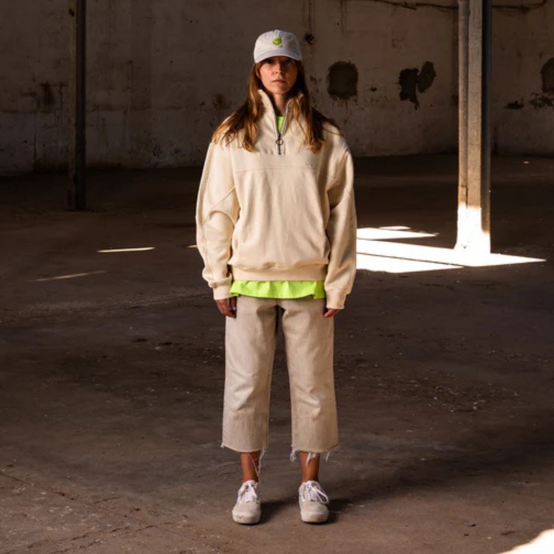 Latitud Fuego Vintage Zip Sweater Beige — lifestyle shot
