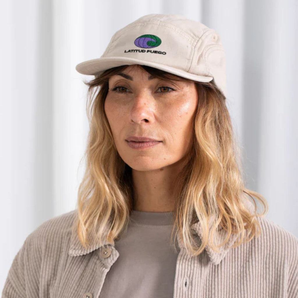 Latitud Fuego World Cap Beige — lifestyle shot